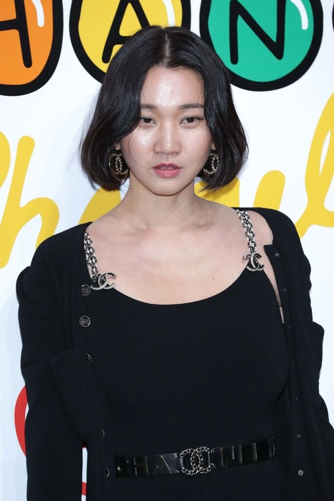 張允柱經常以黑色系穿搭出席公開場合，Chanel吊帶上衣配黑色針織冷衫，再