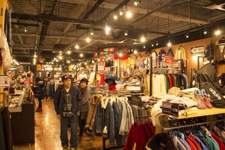 該店鋪主要分為兩層，地下主打歐美二手產品，上層風景更令人嘆為觀止