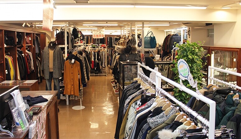 Kindal圖中可見，Kindal二手店衣飾主要以男裝為主，不過店內當然也設有專滿足