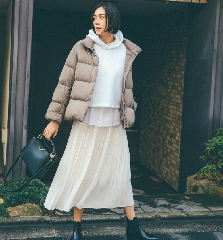 冬天穿羽絨很容易變得矮胖，最簡單的方法是不要選長羽絨了，矮小女生
