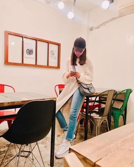 不管是上衣或裙子，只要有開衩設計就能絕佳的顯瘦效果，昆凌穿著開衩