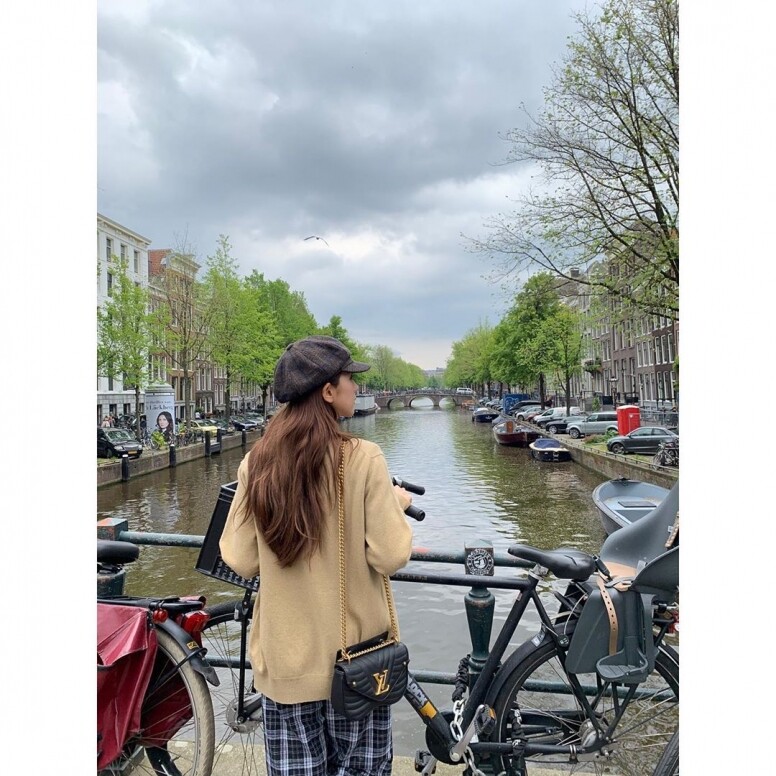 在清涼的天氣下，可以像Jisoo一樣穿一件冷衫和格子闊腳褲。這樣的穿搭令