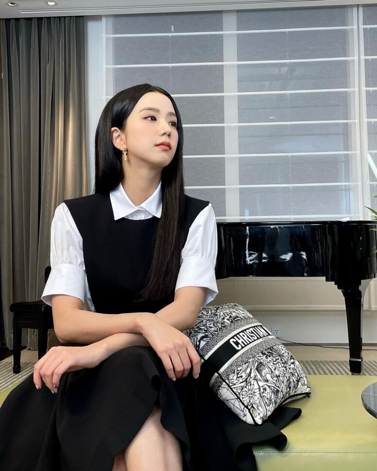 在Dior Cruise 2022時裝騷前，先以Jisoo打頭陣為時裝騷熱身，發出美美的照片以及預