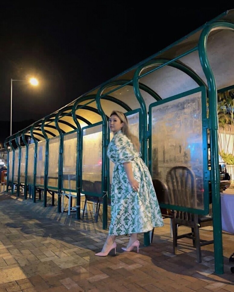 欣宜穿衣偏向多色彩,很適合她的多變、活潑、正能量個性。綠色印花長裙配 欣宜穿衣偏向多色彩,很適合她的多變、活潑、正能量個性。綠色印花長裙配