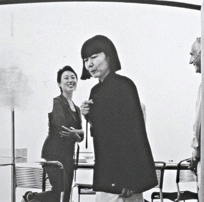 70年代末，她將Yohji Yamamoto、Comme des Garçons、Issey Miyake，堪稱三寶引進本港；80年代，Dries Van Noten、Kenzo以