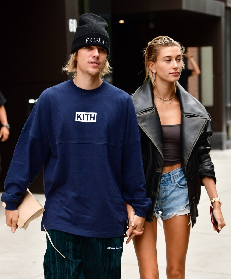 身穿標語衛衣和冷帽的Justin Bieber，個性十足！身旁的Hailey Bieber也毫不遜色，在短身上