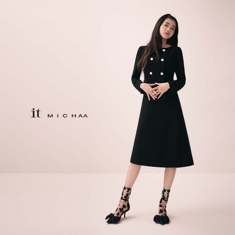 品牌推出不同風格的女士服裝，例如這條簡約得體的黑色A字連身裙，適