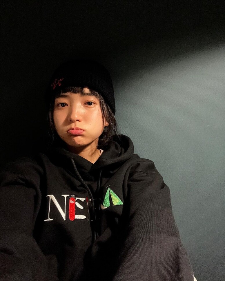 因為瀏海,讓金泰梨看起來更年輕。不用濃妝豔抹的日子,她選擇穿上連帽 因為瀏海,讓金泰梨看起來更年輕。不用濃妝豔抹的日子,她選擇穿上連帽