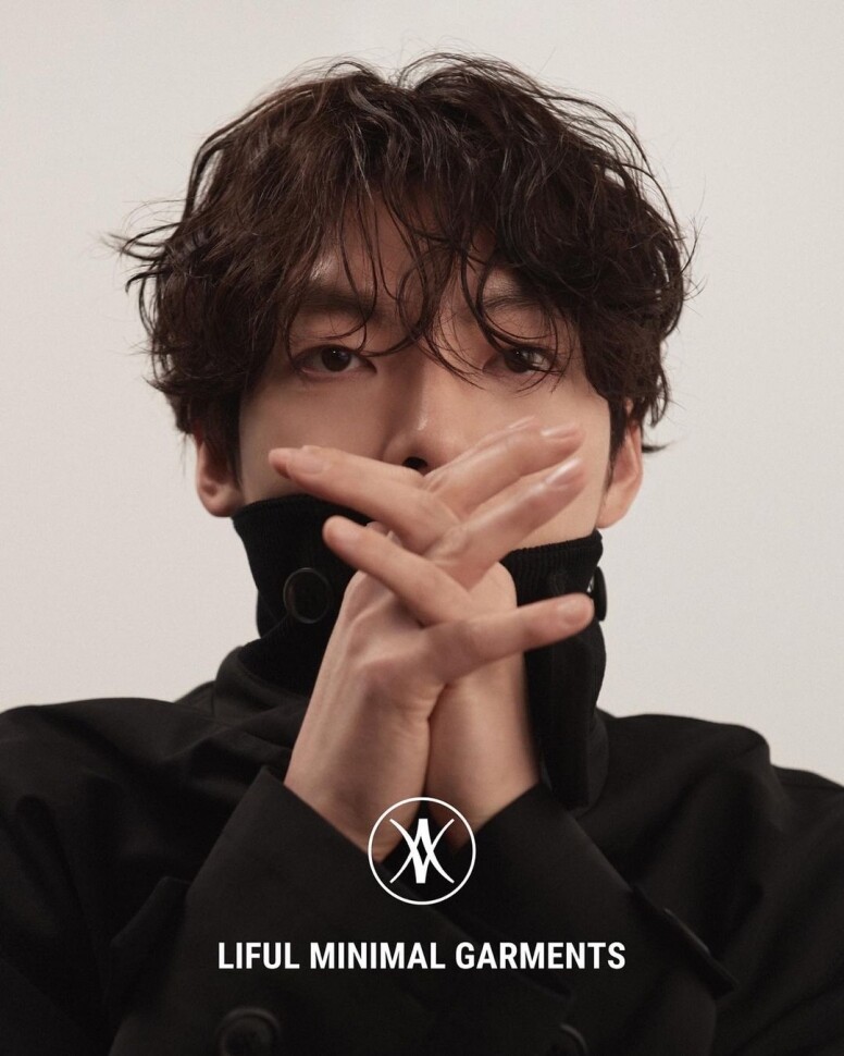 Oppa為韓國時裝品牌Fiful Minimal Garments拍攝的形象照，雖看不清楚衣服的細節，但矇着