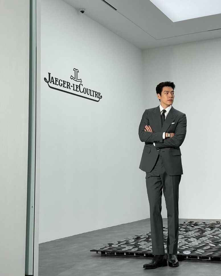 金宇彬以深灰色西裝造型出席高級手錶品牌Jaeger Lecoultre的活動，展現成熟穩重