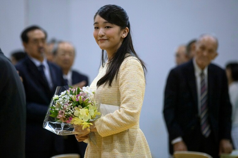 真子被拍下以一身輕裝現身紐約街頭，與丈夫愉快逛街的模樣。真子身披