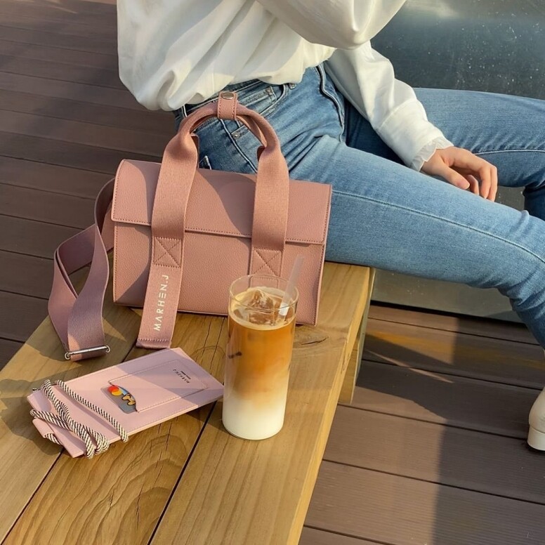 款式方面，品牌主打實用性與時尚度兼備的長方形帆布及素皮革tote bag，每