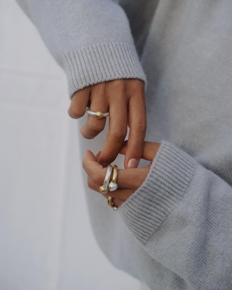Kira & Misha的「Bean Ring」也是品牌的王牌產品，連Blackpink的Rosé都曾在Instagram限時動態分享這枚