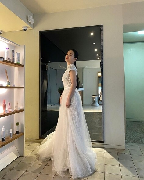 就說李周映的中性魅力能夠駕馭不同造型，婚紗一樣得！她駁上長頭髮，紮