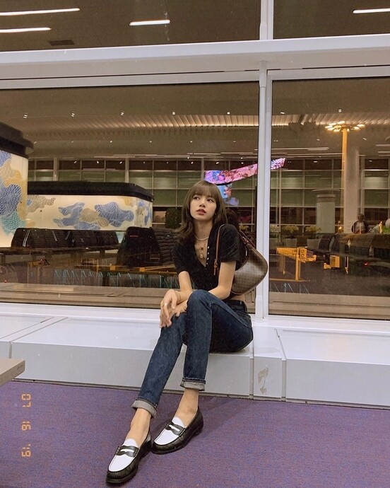 韓國人氣女子組合Blackpink成員Lisa愛用菲林相機拍照，是個鍾情懷舊的新世代