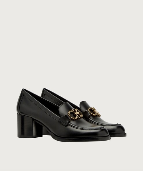 作為製鞋世家，Salvatore Ferragamo設計的loafers特別富女人味，懷舊金釦和高跟款式，配上連