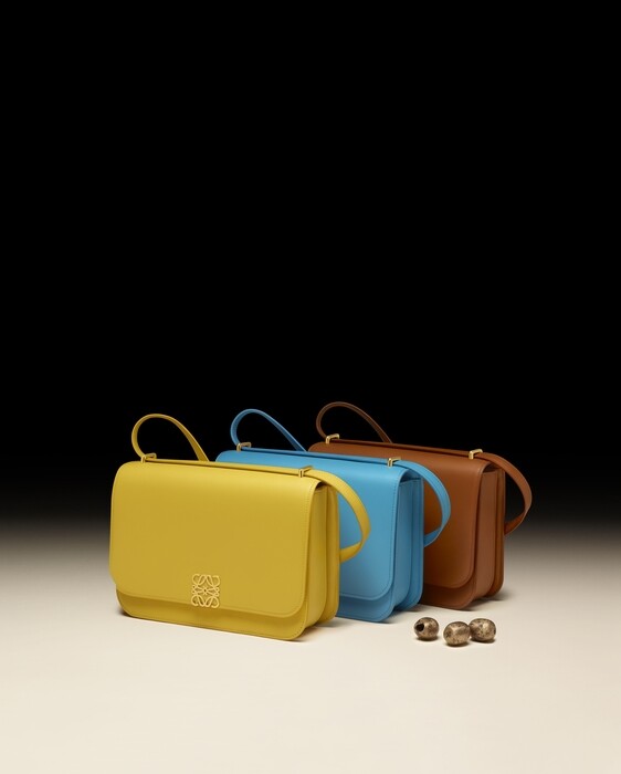 西班牙品牌Loewe一直以來都以悠久的皮革工藝製作爲傲，每次推出的手袋