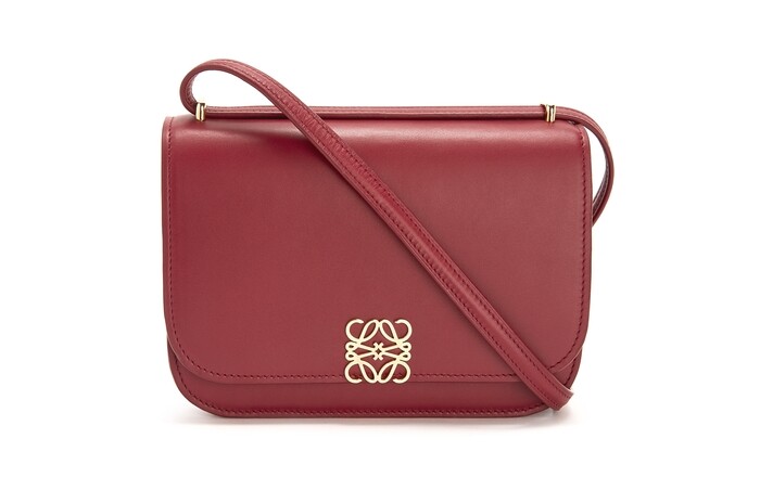 Loewe Goya Small手袋 $26,450 (19 x 13.4 x 6cm)稍稍小一點的Loewe Goya Small手袋適合身型嬌