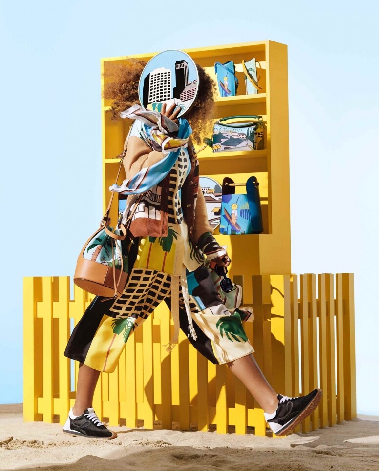 Loewe經典手袋如Puzzle、Hammock與小皮具飾也拼了棕櫚、海濱及城市等圖案，盡見品牌