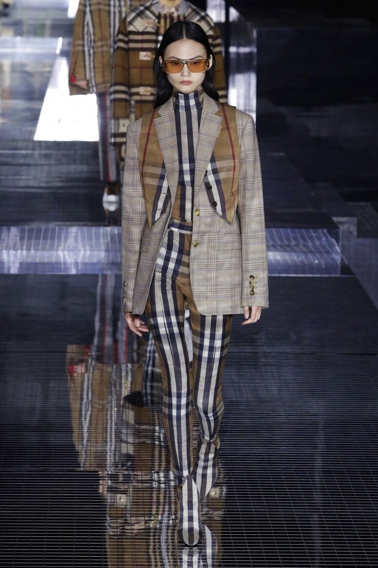 Burberry今回Burberry以「Memories」為主題,將設計總監Riccardo Tisci年少時自身的經歷、到過的地方、遇 Burberry今回Burberry以「Memories」為主題,將設計總監Riccardo Tisci年少時自身的經歷、到過的地方、遇