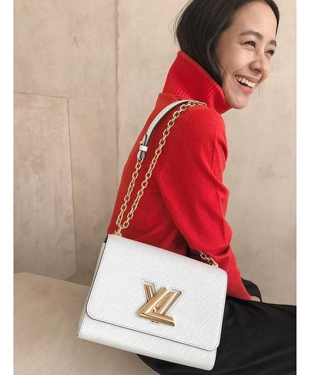 簡約的白色款式Twist與鍾嘉欣非常相襯，更屬適合於四季的極簡手袋，難怪