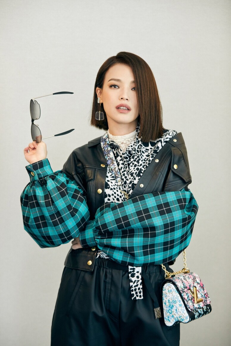 還有舒淇的演繹，充斥着花卉圖案的Twist，令女性的優雅氣質更為明顯。