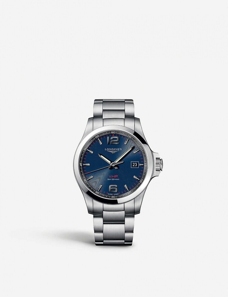 Longines Conquest 不鏽鋼腕錶設計都較為中性，藍和紅的對比顏色運用是其一特色；此
