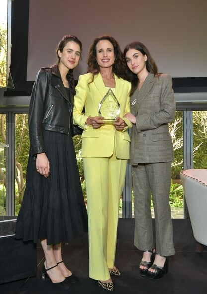 現年27歲的Margaret Qualley(左一),是著名女演員Andie MacDowell與第一任丈夫、前模特兒Paul Qualley所 現年27歲的Margaret Qualley(左一),是著名女演員Andie MacDowell與第一任丈夫、前模特兒Paul Qualley所