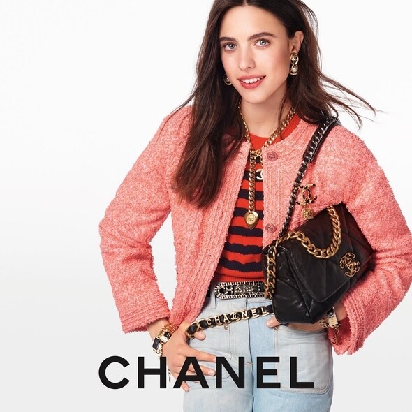 演員身份以外,Margaret Qualley也是位模特兒,曾為各大知名品牌,例如:Kenzo、Chanel、Valentino等拍攝 演員身份以外,Margaret Qualley也是位模特兒,曾為各大知名品牌,例如:Kenzo、Chanel、Valentino等拍攝