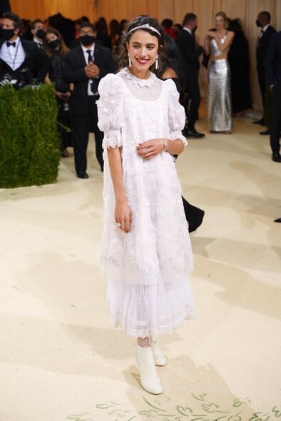 被封為新一代Chanel女神的Margaret Qualley，身為品牌好友，當然經常穿著贊助服飾出席