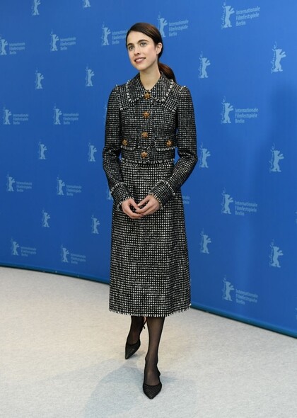 Margaret Qualley穿起這套Chanel黑白粗花呢絨套裝，展示成熟知性的一面。