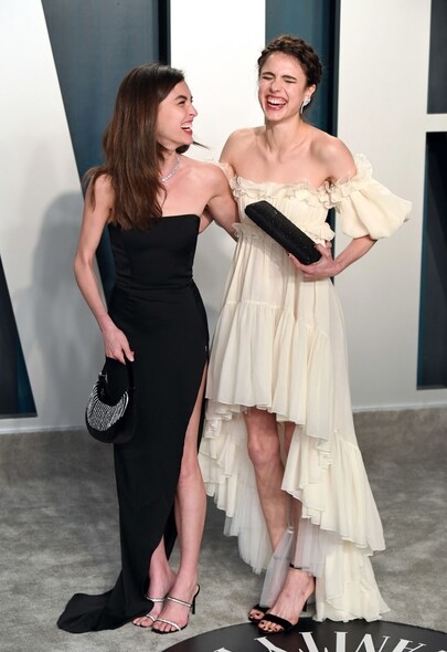 去年初，Margaret Qualley與姐姐Rainey Qualley一同出席奧斯卡頒獎禮派對，兩姊妹以一黑一白