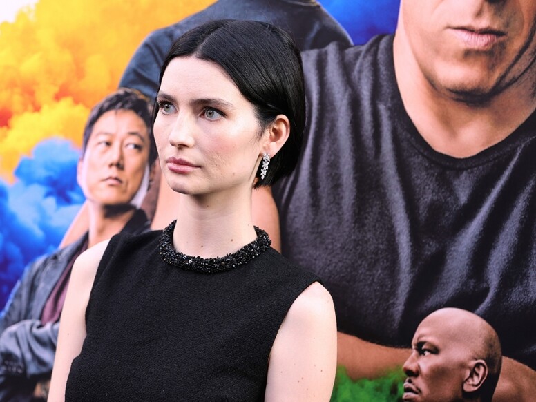 在訂婚前的兩個月，Meadow Walker盛裝出席《狂野時速9》的首映禮，外界一直傳她有