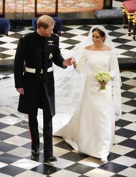 連大婚當日的婚紗也別具爭議性！英女王認為再婚的梅根不應披白紗，偏