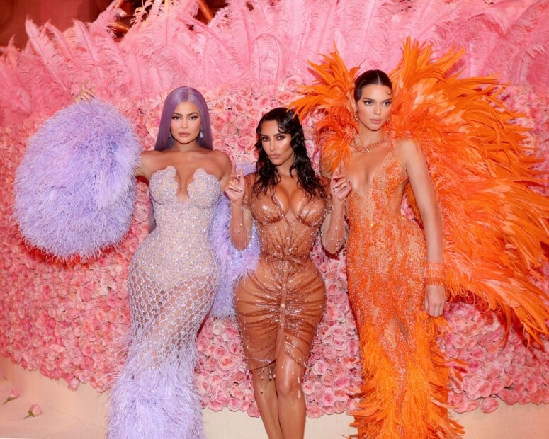 蜘蛛女Zendaya於Met Gala 2019變身成灰姑娘。泡泡袖灰色紗晚禮服的設計全歸功於