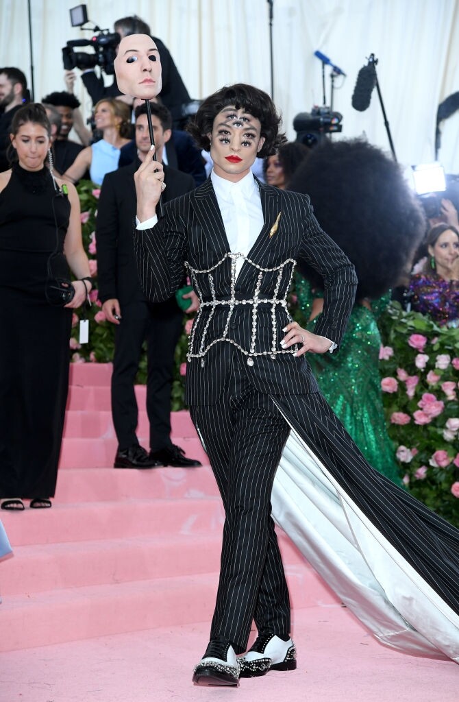除了大玩衣衫，眾星也於妝容上花盡心思，就如男演員Ezra Miller，臉部7只眼睛