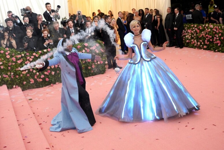 蜘蛛女Zendaya於Met Gala 2019變身成灰姑娘。泡泡袖灰色紗晚禮服的設計全歸功於