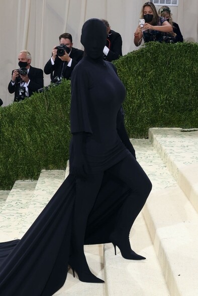 話題製造機Kim Kardashian又怎會錯過Met Gala？當女星都在鬥露肉鬥性感之時，Kim Kardashian反