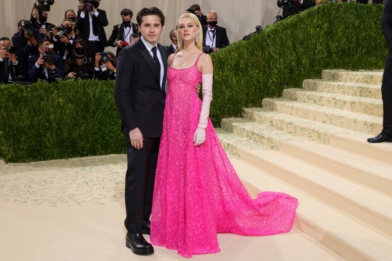 碧咸長子Brooklyn Beckham和女友Nicola Peltz一起參加Met Gala，Nicola Peltz身上的桃紅色Velentino Couture晚裝是