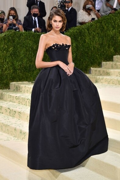 也是首次參加Met Gala的Kaia Gerber挑選了一襲優雅的Oscar de la Renta黑裙登場，配一頭