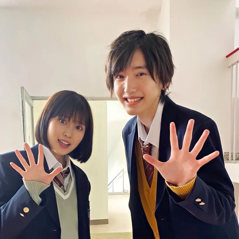 而學生校服在他的身上特別適合，而他也很懂得將內搭的毛衣成為造型