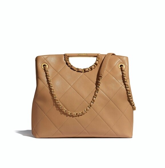 貴婦風手袋一定有香奈兒的份兒，春夏pre-collection就有奶茶色手挽tote，小巧的Chanel