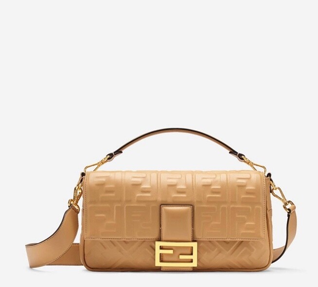 Fendi Baguette一向是貴婦手袋代表，奶茶色皮革上滿佈凹凸有致的logo壓紋，溫和地