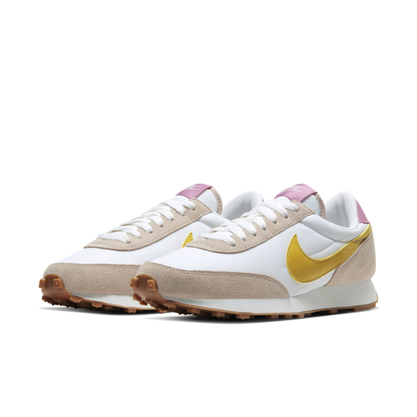 Nike Daybreak波鞋輕身又貼腳，令腳掌顯得小巧修長，奶茶、白、粉紅、芥末黃色組合起