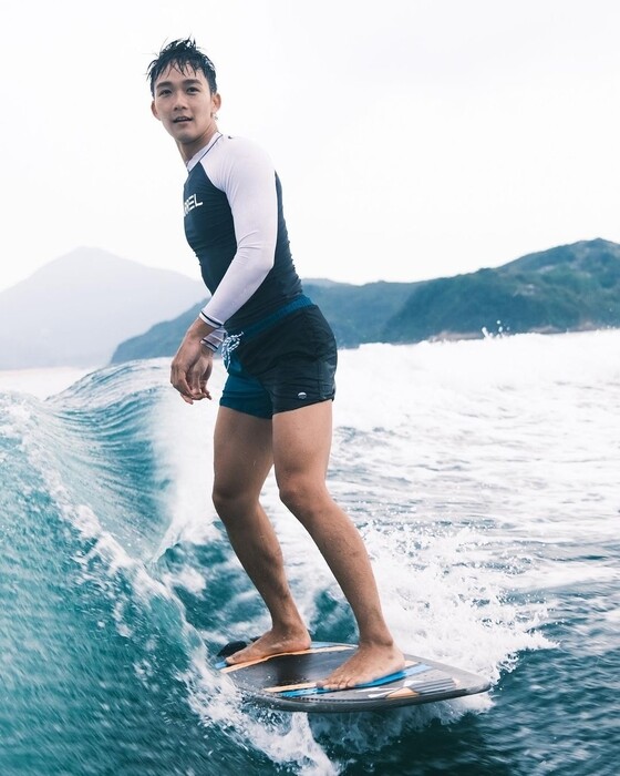 熱愛運動的Alton近年愛上滑浪，經常與好友們出海享受陽光和大海的能量