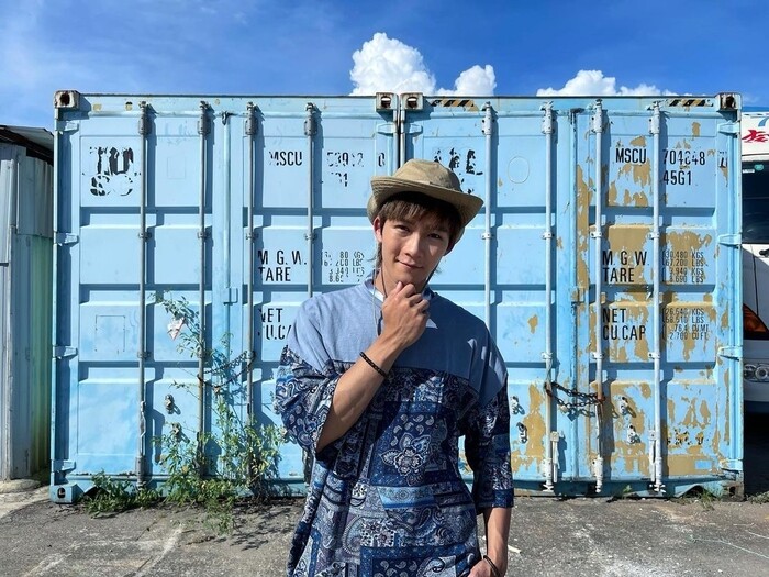 鬆身又透薄的拼布恤衫再配搭一頂草帽，立即令Alton的造型充滿渡假感覺。
