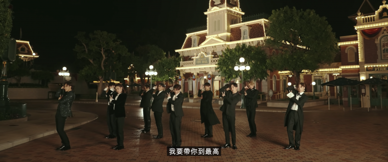 Mirror最新的歌曲「Boss」在迪士尼拍攝，網民一致有broadway大片效果。12子穿上Christian Louboutin牛津皮鞋配黑色西裝，charming指數滿分。 編輯推薦女生穿Christian Louboutin經典款式，黑色高跟鞋配紅色鞋底，展現性感撩人姿態。如果你想盡量和老公穿相似款，Christian Louboutin牛津鞋也有女裝版，上面寫有Louboutin字樣，顯得優雅高貴。