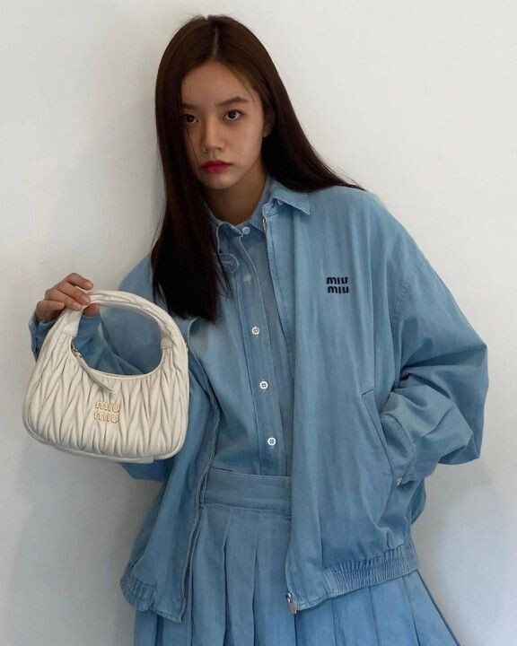 惠利 如果想入手Miu Wander手袋，選擇白色絕對沒錯！白色Miu Wander手袋俘獲一眾女性的心，包括韓國女星惠利在內，最近她以夏季感十足的淺牛仔色套裝搭配手袋，讓Miu Wander手袋更加顯眼突出，成為整體穿搭中的最大主角！