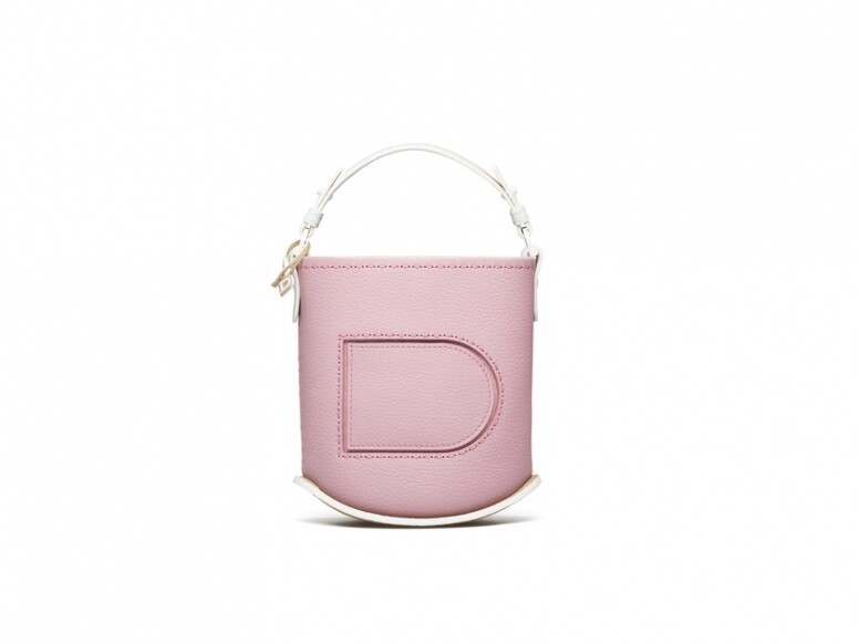 Delvaux Pin Mini Bucket是2020春夏季度的新款手袋，浪漫的櫻花色調令人讚歎，帶來女性