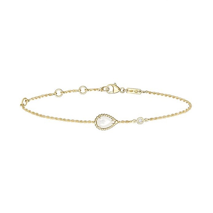 Boucheron Serpent Bohème系列手鏈設計簡約，鏈中的水滴造型鑲上白色珍珠貝母，旁邊配